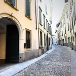 Joyful Apartment In A Building From The 1700S